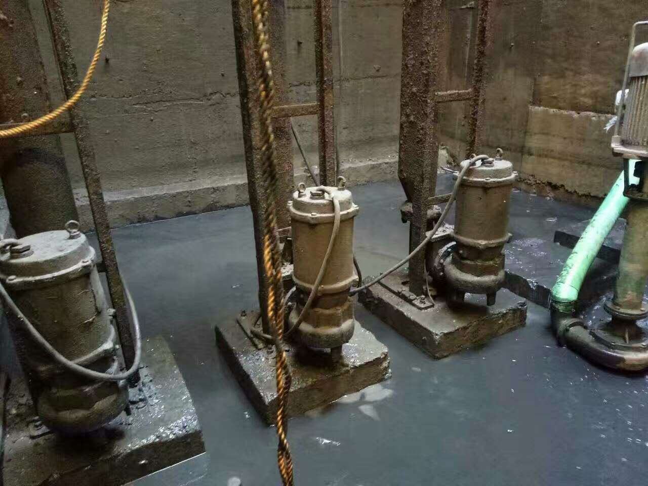 梅河口污水池清理