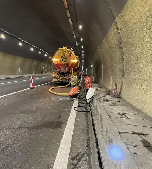 梅河口隧道排水渠清淤